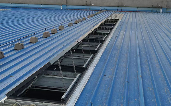 某城市大型商业综合体中庭甘州排烟窗工程