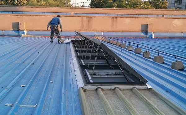 某区域性物流仓储中心甘州排烟窗系统安装项目